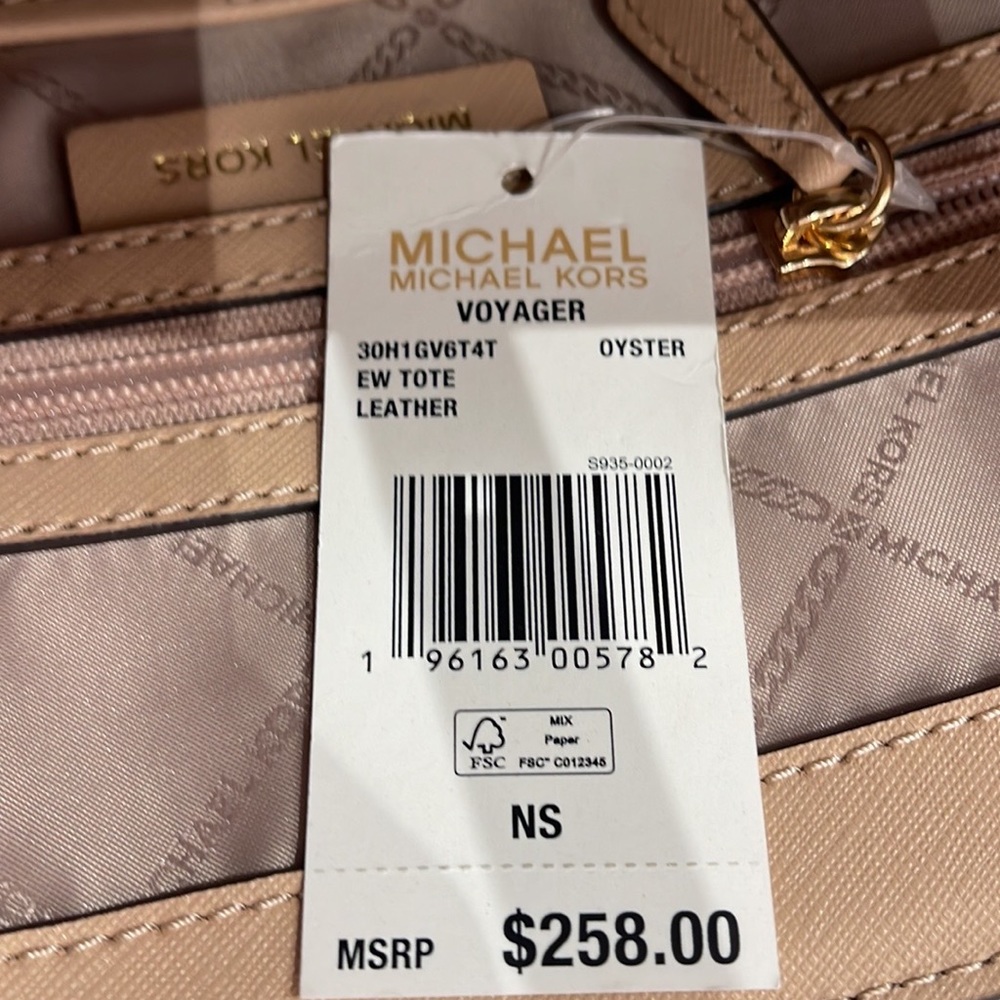 Michael Kors Voyager Small Saffiano Leather Tote Bag
30H1GV6T4T
NWT
OYSTER - Picture 12 of 16
